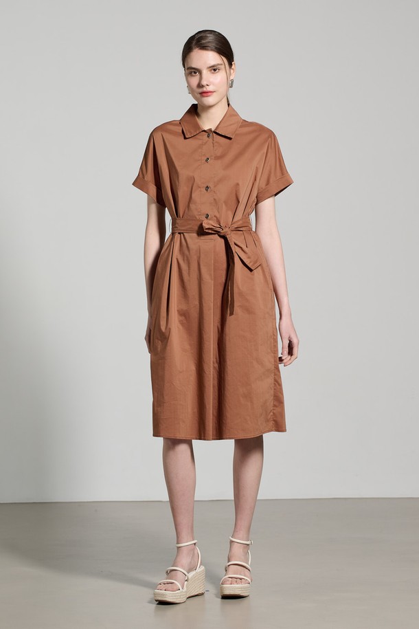 [25SU] 스탠카라 튜닉 원피스 - BRICK A5M3O67127은 면 70%와 폴리에스터 30% 혼방 소재로 제작된 여성용 여름 원피스입니다. 브릭 색상의 스탠드칼라 디자인과 허리 벨트, 버튼 디테일이 돋보이며, 편안한 핏과 살짝 드롭되는 반소매 디자인이 세련된 무드를 연출합니다. 데일리룩으로 활용하기 좋은 무지 패턴의 튜닉 스타일 원피스입니다.
