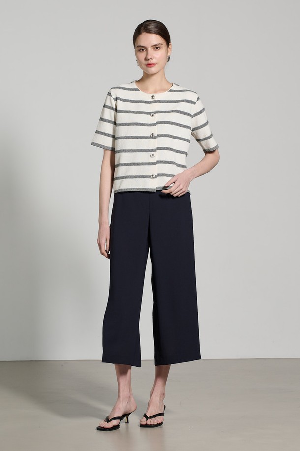 [25SU] 모던 스트라이프 가디건은 깔끔한 아이보리 톤과 조직감 있는 편직이 돋보이는 여성용 반소매 니트입니다. 부드러운 면, 폴리에스터, 나일론 혼방 소재로 제작되어 촉감이 좋으며, 박시한 핏으로 여유로운 실루엣을 연출합니다. 라운드넥 디자인에 스트라이프 패턴이 더해져 모던한 무드를 자아내며, 다양한 이너와 레이어링하여 일상에서 활용하기 좋습니다.
