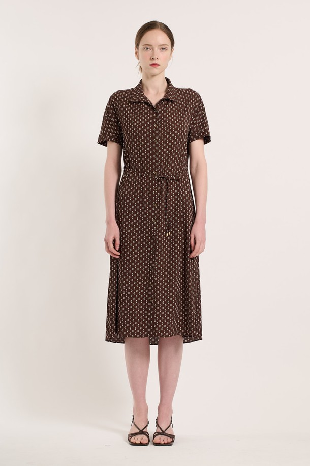 에스닉 프린팅이 돋보이는 [25SU] 에스닉 프린팅 벨티드 원피스 - BROWN B5M5O69074는 여성스러운 무드를 연출하며, 부드럽게 떨어지는 실루엣이 특징입니다. 폴리에스터 소재로 제작되어 부드러운 촉감을 자랑하며, 에스닉 패턴과 프린팅이 조화롭게 어우러져 세련된 스타일을 완성합니다. 벨트 디테일과 카라 디자인이 더해진 반소매 레귤러핏 원피스로, 일상에서 편안하면서도 돋보이는 룩을 연출할 수 있습니다.
