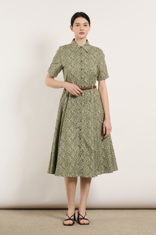 [25SU] 페이즐리 패턴 원피스는 부드러운 면 소재와 허리 벨트, 고급스러운 버튼 디테일이 돋보이는 여성용 서스펜더 원피스입니다. 카키 색상의 페이즐리 패턴이 세련된 무드를 더하며, 슬림한 핏으로 다양한 체형에 잘 어울립니다. 통기성이 뛰어나 여름철 데일리룩은 물론 특별한 날에도 편안하게 착용할 수 있습니다.
