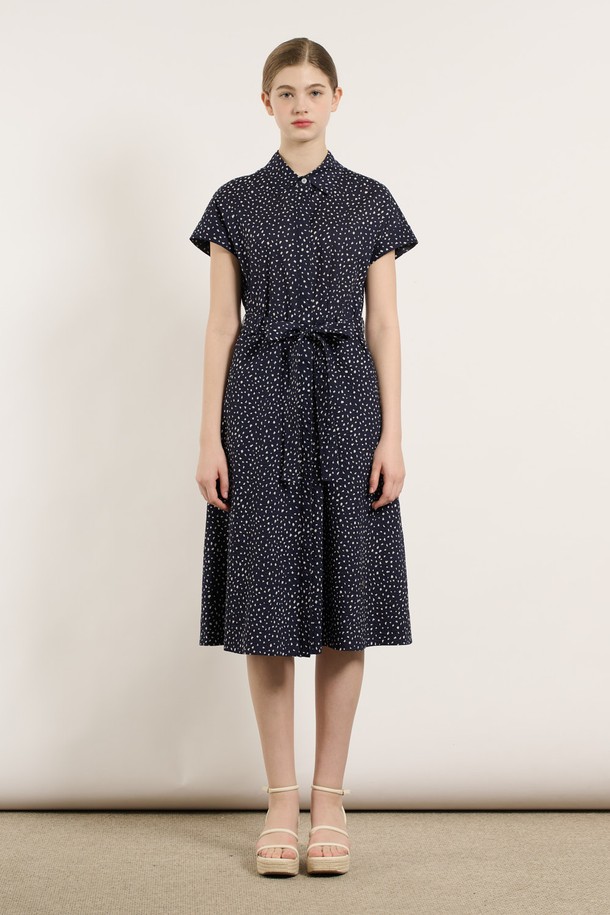 [25SU] 스몰 플라워 프린팅 원피스는 네이비 색상의 잔잔한 플라워 패턴이 돋보이는 여성용 여름 원피스입니다. 면 소재로 얇고 부드러운 촉감을 자랑하며, 셔츠칼라와 반소매 디자인으로 우아하고 클래식한 무드를 연출합니다. 허리 라인을 강조하는 디자인과 자연스럽게 퍼지는 A라인 실루엣, 벨트 디테일까지 더해져 일상 또는 데이트룩으로 제격입니다.
