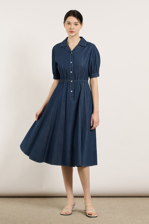 [25SU] 더블 카라 데님 원피스는 클래식하면서 캐주얼한 무드를 연출하며, 일상이나 모임에 활용하기 좋습니다. 인디고 컬러의 면 소재로 제작되었으며, 더블 카라와 버튼 다운 스타일이 특징입니다. 소매 절개 라인 및 허리 셔링 디테일, 우아한 핏이 돋보이는 반소매 여름 데님 원피스입니다.

