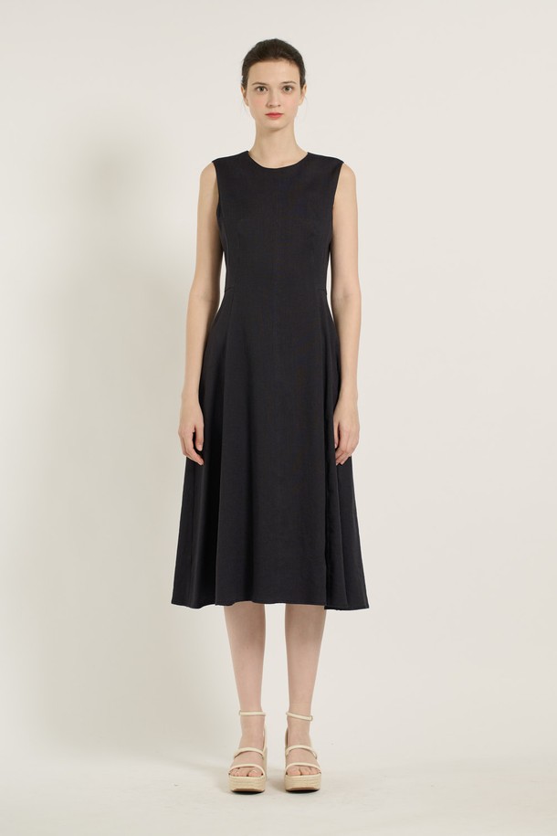 [25SU] 린넨 슬리브리스 원피스는 네이비 색상의 무지 패턴으로, 여름 시즌에 시원하게 착용하기 좋은 린넨 혼방 소재의 여성용 플레어 원피스입니다. 자연스러운 핏과 라운드넥 디자인이 특징이며, 통기성이 우수하고 안감이 있어 쾌적한 착용감을 제공합니다. 간결한 디자인과 깔끔한 실루엣으로 오피스룩은 물론 데이트룩, 브런치룩, 데일리룩 등 다양한 용도로 활용하기 좋습니다.
