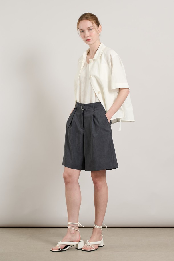 [25SU] 반소매 셔츠카라 린넨 자켓 - WHITE A5M4J13910은 여름철 시원하게 착용 가능한 여성용 린넨 자켓입니다. 셔츠형 카라와 버튼 여밈 방식으로 깔끔한 디자인을 연출하며, 레귤러핏과 레귤러 기장으로 편안한 착용감을 제공합니다. 얇은 두께감과 뻣뻣한 린넨 소재 특유의 질감으로 미니멀하고 베이직한 스타일을 완성합니다.
