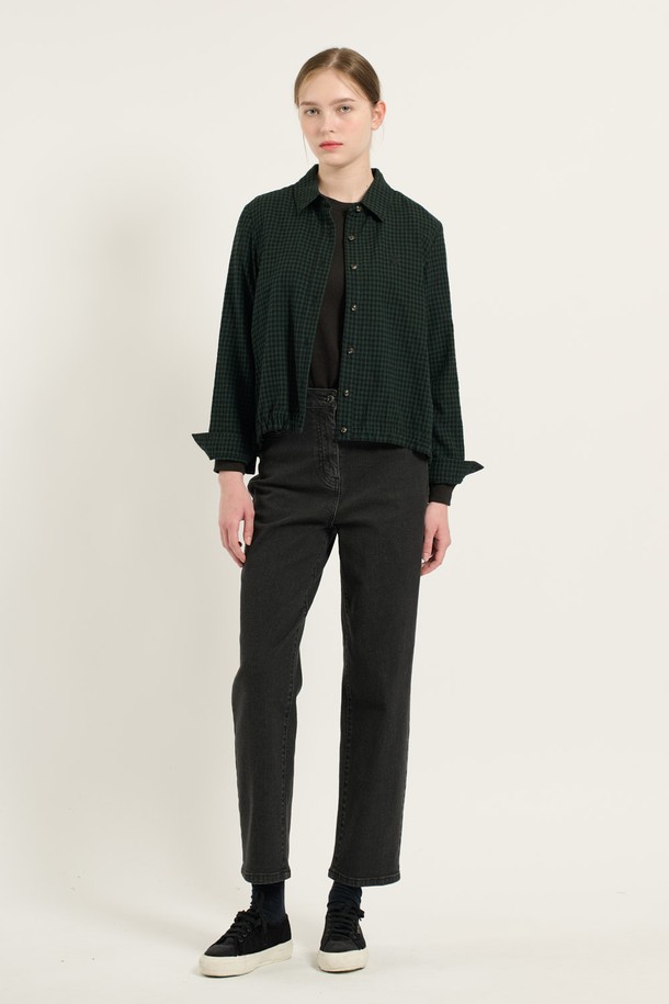 [24WT] 체크 스트링 블라우스는 여성용 블라우스로, 세련된 스타일을 연출합니다. 그린과 레드 두 가지 색상으로 출시되었으며, 겨울철 일상복으로 활용하기 좋습니다. 면과 모 혼방 소재로 제작되어 부드러운 촉감을 선사하며, 레귤러핏에 셔츠 칼라 디자인입니다. 허리 및 밑단 스트링 디테일로 핏 조절이 가능하여, 데이트룩, 겨울 데일리룩, 모임룩 등 다양한 TPO에 활용할 수 있습니다. 클래식, 미니멀, 로맨틱 스타일을 즐겨 입는 분들께 추천합니다.
