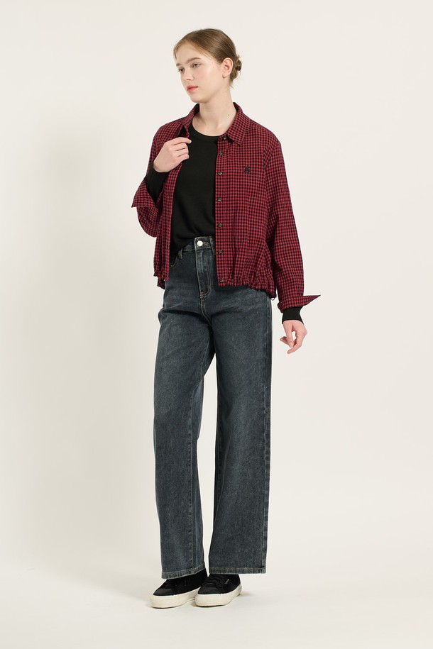 [24WT] 체크 스트링 블라우스는 세련된 무드의 여성 블라우스입니다. 면과 모 혼방의 부드러운 소재로 제작되어 겨울철에도 따뜻하게 착용할 수 있습니다. 칼라넥 라인에 긴 소매 기장이며, 밑단 스트링과 허리 스트링 디테일로 스타일과 핏을 조절할 수 있습니다. 체크 패턴이 돋보이며, 레드와 그린 두 가지 컬러로 만나보실 수 있습니다. 데일리룩, 모임룩, 데이트룩 등 다양한 TPO에 클래식, 미니멀, 캐주얼 스타일로 연출하기 좋습니다.
