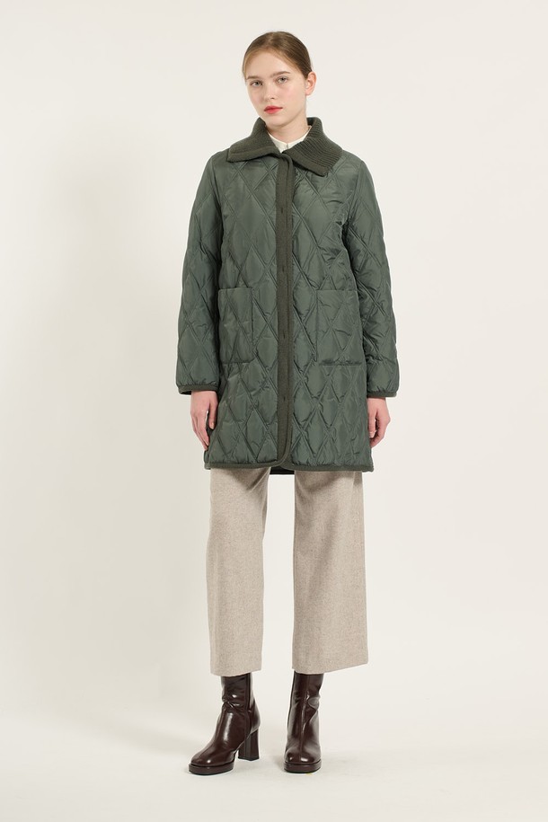 [24WT] 니트 블록 퀼팅 구스 다운 - PETROL (페트롤) B4D9F80347은 모던하고 클래식한 무드의 여성용 구스다운 아우터입니다. 겨울철 데일리룩에 적합하며, 롱 기장의 레귤러핏으로 디자인되었습니다. PETROL(페트롤)과 BROWN(브라운) 두 가지 색상으로 출시되었으며, 니트 블록 퀼팅 디테일이 특징입니다. 부드러운 촉감의 폴리에스터, 모, 나일론, 캐시미어 혼방 소재로 제작되었으며, 구스다운 충전재(솜털 80%, 깃털 20%)를 사용하여 보온성을 높였습니다. 긴 소매와 집업 여밈 방식, 양쪽 포켓 디테일로 실용성을 더했습니다.
