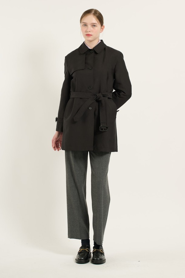 [24WT] 벨티드 라이너 트렌치 코트 - BLACK B4D9N70199는 여성용 트렌치 코트로, 가을, 겨울, 초봄에 착용하기 좋습니다. 블랙과 다크베이지 두 가지 색상으로 출시되었으며, 미디엄 기장의 레귤러핏으로 클래식하고 미니멀한 스타일을 연출합니다. 버튼과 벨트 여밈 방식에, 벨트 디테일과 소매 버클 디테일이 더해져 세련된 느낌을 줍니다. 안감에는 내부 라이너가 부착되어 실용적인 보온성을 제공하며, 출근룩, 오피스룩, 겨울 데일리룩에 모두 잘 어울립니다.
