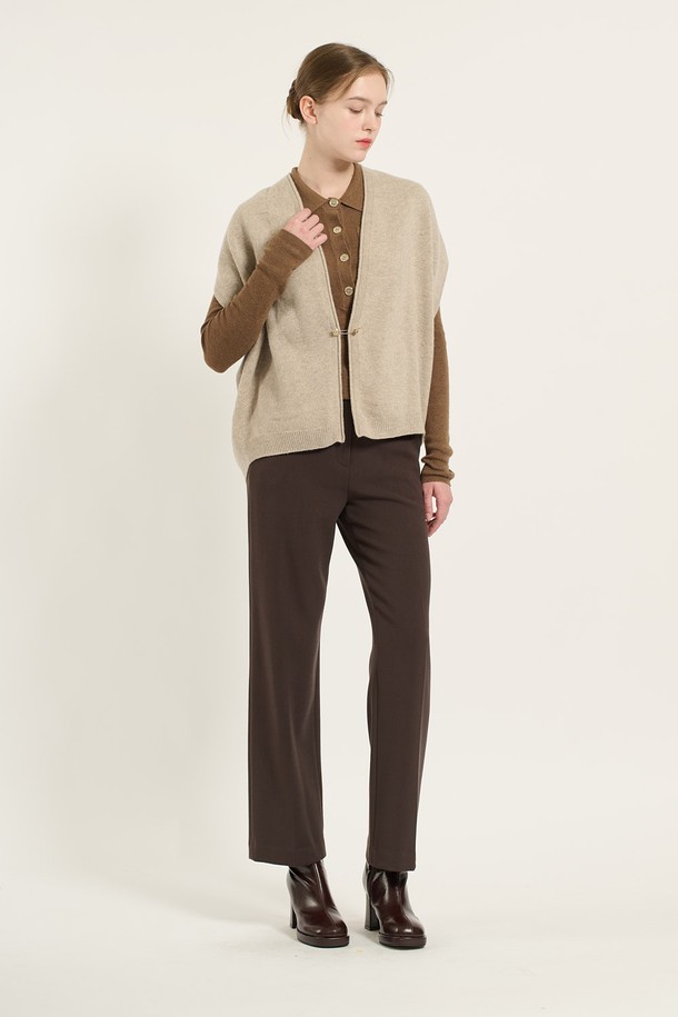 [24WT] 홀가먼트 베스트 - LIGHT BEIGE B4D9K50571는 부드러운 촉감의 모 90%, 캐시미어 10% 혼방 소재로 제작된 여성용 베스트입니다. 간절기에 착용하기 좋으며, 미니멀하고 베이직한 스타일을 연출할 수 있습니다. 브이넥 디자인에 얇은 두께감으로 가볍게 걸칠 수 있으며, 전면 중앙의 탈부착 가능한 브로치 디테일이 특징입니다. 목이 답답하지 않아 편안하며, 유연한 짜임으로 자연스러운 핏을 선사합니다. 데이트룩, 카페룩, 모임룩 등 다양한 TPO에 클래식하면서도 미니멀한 스타일을 더할 수 있습니다.
