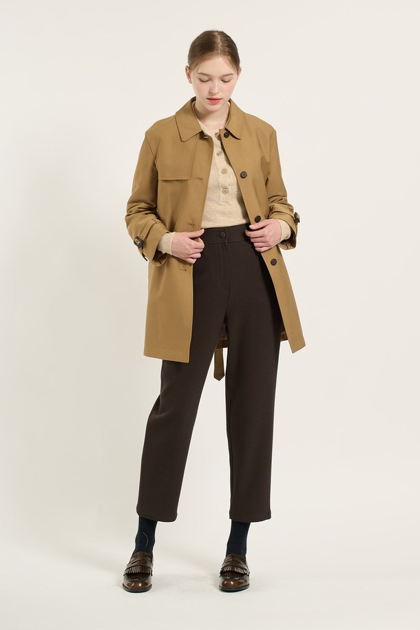 [24WT] 벨티드 라이너 트렌치 코트 - 다크 베이지 B4D9N70173는 여성용 아우터로, 간절기에 착용하기 좋은 트렌치 코트입니다. 다크 베이지와 블랙 두 가지 색상으로 제공되며, 클래식한 디자인과 무지 패턴이 특징입니다. 레귤러핏으로 제작되었으며, 허리 벨트와 소매 버클 디테일, 클래식한 버튼, 라이너를 포함하여 보온성과 스타일을 모두 갖췄습니다. 폴리에스터, 레이온, 폴리우레탄 혼방 소재로 부드러운 촉감을 선사하며, 일상 및 격식 있는 자리에 모두 잘 어울립니다. 오피스룩, 모임룩, 데이트룩 등 다양한 TPO에 맞춰 클래식, 미니멀, 시크한 스타일을 연출할 수 있습니다.
