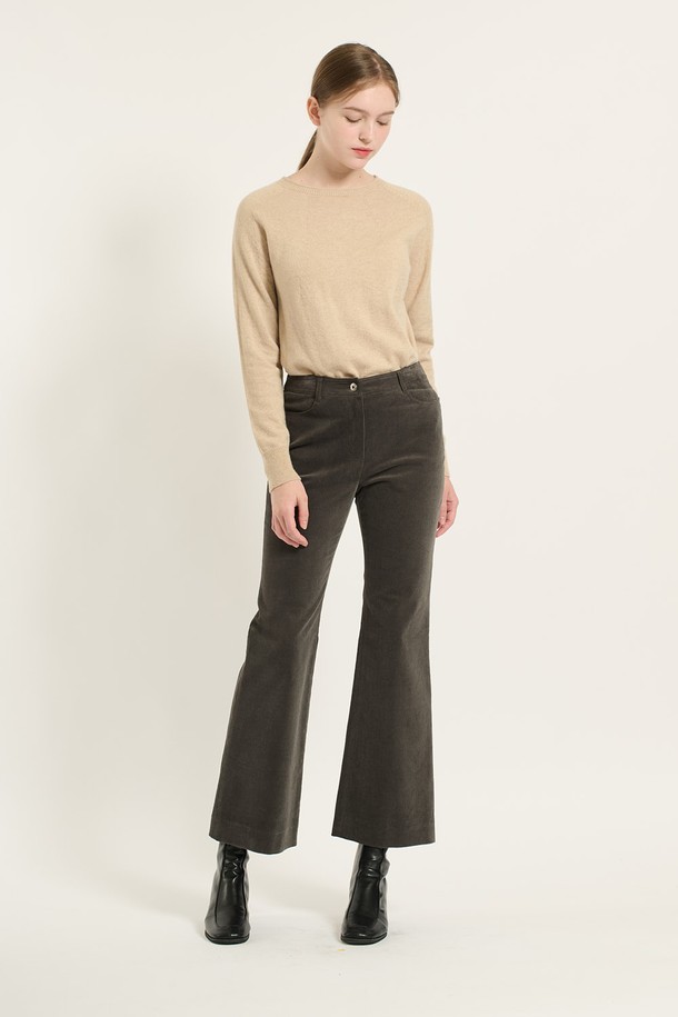 [24WT] 코듀로이 부츠컷 팬츠 - DARK GRAY B4D9P30217는 부드러운 촉감과 은은한 광택감이 돋보이는 여성용 코듀로이 부츠컷 팬츠입니다. 다크 그레이 컬러, 하이웨스트 핏으로 데일리 및 캐주얼 룩에 활용하기 좋으며, 다리가 길어 보이는 실루엣을 연출합니다. 면, 폴리우레탄, 코듀로이 혼방 소재로 제작되었으며, 허리를 단단하게 잡아주는 착용감을 선사하여 겨울철 따뜻하고 스타일리시하게 연출할 수 있습니다.
