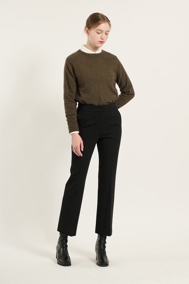 **[24WT] 스판 부츠컷 팬츠 - BLACK B4D9P37199**는 여성 고객을 위한 겨울철 필수 아이템입니다. 시크하고 클래식한 스타일을 연출하며, 일상, 오피스룩, 모임룩 등 다양한 TPO에 활용 가능합니다. 블랙과 M 그레이 두 가지 색상으로 만나볼 수 있으며, 다리를 길고 슬림하게 연출해 주는 부츠컷 핏이 특징입니다. 폴리우레탄과 레이온 혼방 소재로 제작되어 유연한 촉감과 뛰어난 활동성을 제공하며, 내구성과 형태 유지력 또한 우수합니다.
