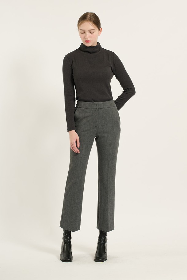 [24WT] 스판 부츠컷 팬츠 - M GRAY (B4D9P37116)는 여성용 부츠컷 팬츠입니다. M GRAY 컬러로, 겨울철 데일리룩, 오피스룩, 모임룩에 모두 잘 어울리는 클래식, 미니멀, 시크 스타일의 바지입니다. 폴리우레탄과 레이온 혼방 소재로 제작되어 높은 스판성을 자랑하며, 허리부터 허벅지까지 슬림하게 잡아주는 핏으로 다리가 길어 보이는 효과를 줍니다. 무릎 아래로 자연스럽게 퍼지는 부츠컷 실루엣으로 편안하면서도 세련된 스타일을 연출할 수 있습니다.
