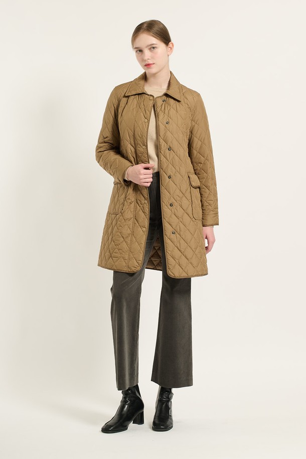 [24WT] 클래식 롱 퀼팅 - 브라운 B4D9R15274는 여성용 아우터로, 가을과 겨울에 어울리는 퀼팅 점퍼입니다. 베이직하고 클래식한 스타일의 슬림핏 롱 기장으로, 브라운 컬러가 돋보입니다. 부드러운 폴리에스터 소재에 두꺼운 두께감으로 포근함을 더하고, 단추 여밈 방식과 긴 소매 디자인으로 보온성을 높였습니다. 일상과 산책룩에 모두 잘 어울리며, 포켓 디테일과 가벼운 착용감, 풍성한 볼륨감을 갖춘 실용적인 아이템입니다.
