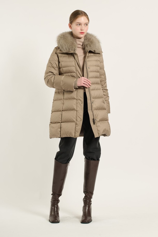 [24WT] 폭스퍼 카라 구스 다운은 부드러운 촉감의 폴리에스터, 모, 나일론, 캐시미어, 천연모피 등 다양한 소재로 제작된 여성용 구스다운입니다. 겨울철 데일리룩을 위한 모던하고 우아한 스타일을 연출하며, 롱 기장의 레귤러핏으로 편안하게 착용할 수 있습니다. 베이지 및 다크그레이 컬러로 출시되었으며, 무지 패턴에 버튼 여밈 방식입니다. 풍성한 폭스퍼 카라 디자인과 구스다운 충전재, 양쪽 포켓으로 보온성을 높였으며 가벼운 착용감을 선사합니다.
