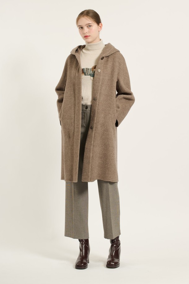 따뜻하고 세련된 겨울 데일리룩을 완성해 줄 [24WT] 후드 롱 코트입니다. 부드러운 울, 캐시미어, 폴리에스테르 혼방 소재로 제작되어 포근한 착용감을 선사하며, 롱 기장과 루즈핏으로 편안하면서도 우아한 스타일을 연출합니다. M BROWN 컬러는 고급스러운 분위기를 더하고, 깨끗하게 떨어지는 라인과 스타일리시한 소매 디테일, 실용적인 포켓으로 실용성을 높였습니다. 클래식하면서도 미니멀한 디자인으로 다양한 룩에 매치하기 용이하며, 추운 날씨에도 따뜻하고 세련된 스타일을 유지할 수 있습니다.
