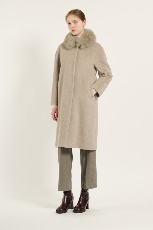 [24WT] 돌먼 라마 롱 코트 - LIGHT BEIGE (B4DAH83471)는 겨울철 우아하고 세련된 스타일을 연출하는 여성용 코트입니다. 부드러운 라마, 모, 폴리에스터 혼방 소재로 제작되어 포근하고 고급스러운 촉감을 선사합니다. 루즈핏 돌먼 스타일로 편안한 착용감을 제공하며, 볼륨감 있는 슬리브와 은은한 광택이 특징입니다. 클래식하고 미니멀한 디자인으로 다양한 룩에 활용하기 좋으며, 데이트룩, 모임룩, 겨울 데일리룩에 제격입니다. 천연모피(폭스) 배색 디테일이 돋보이는 롱 코트로, 버튼 여밈 방식으로 간편하게 착용할 수 있습니다. 안감은 폴리에스터 소재입니다.
