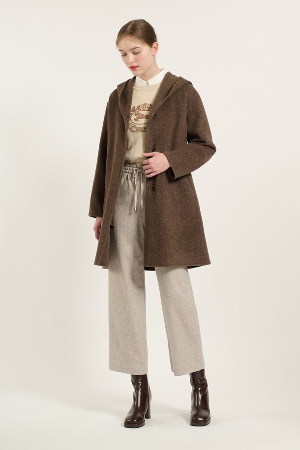 [24WT] 숄 후드 핸드메이드 코트 - M BROWN (B4DAH86379)는 겨울철 여성 데일리룩을 위한 아우터입니다. 브라운 및 그린 컬러로 출시되었으며, 캐주얼, 클래식, 미니멀 스타일을 연출할 수 있습니다. 롱 기장의 슬림핏 핸드메이드 코트로, 부드러운 촉감과 두꺼운 두께로 보온성을 높였습니다. 속 후드 디자인과 벨트 디테일이 돋보이며, 모, 폴리에스터, 캐시미어, 나일론, 면, 레이온, 아크릴 등 다양한 소재를 사용하여 제작되었습니다.
