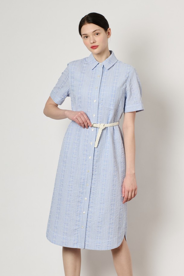 [24SU] 엠브로이더리 벨티드 원피스는 여성용 여름 원피스로, 얇은 두께감과 레귤러 핏으로 편안하게 착용할 수 있습니다. Light Blue 컬러의 엠브로이더리 패턴이 돋보이며, 클래식하고 베이직한 스타일을 연출합니다. 셔츠 원피스 디자인에 카라 네크라인과 벨트 디테일이 더해져 세련된 실루엣을 완성합니다.
