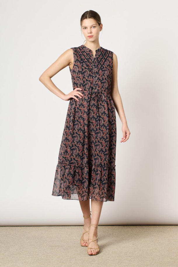 [24SU] 링클 페이즐리 프린트 원피스는 네이비 색상의 여성용 민소매 원피스입니다. 폴리에스터 소재로 제작되었으며, 링클 소재 특유의 시원한 착용감과 부드러운 촉감이 특징입니다. 브이넥 디자인에 프론트 핀턱 디테일과 밑단 플레어 디자인이 더해져 우아하고 페미닌한 무드를 연출하며, 페이즐리 프린트가 돋보이는 여름 일상복입니다.
