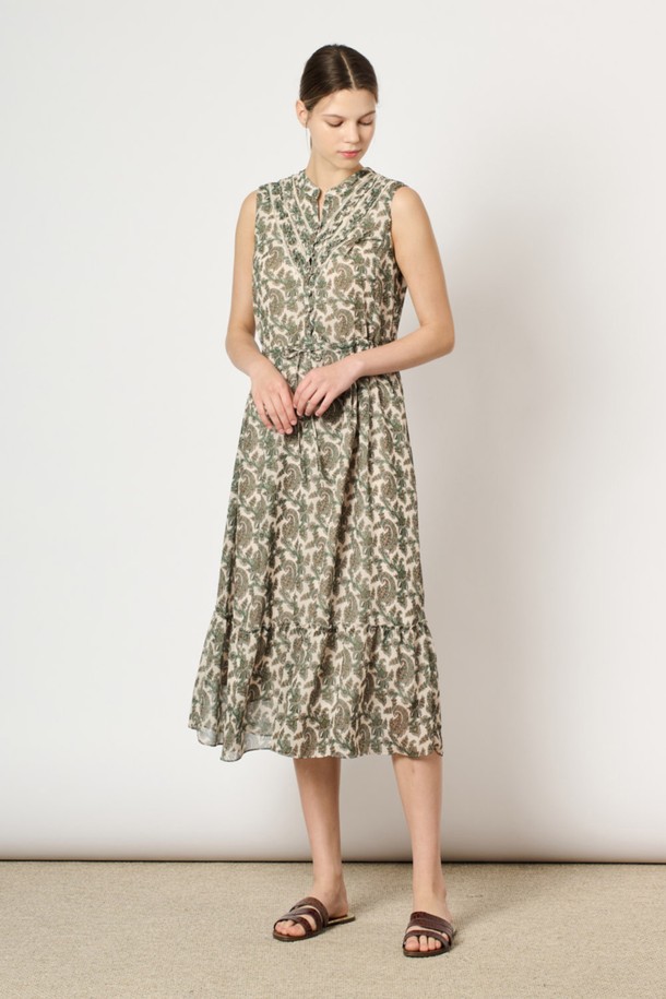 [24SU] 링클 페이즐리 프린트 원피스는 크림 색상의 폴리에스터 소재로 제작되었으며, 화려한 페이즐리 프린트가 돋보이는 여성용 민소매 원피스입니다. 부드러운 촉감과 얇은 두께로 여름철에도 시원하게 착용할 수 있으며, 플레어 실루엣과 프론트 핀턱 디테일이 더해져 우아하고 페미닌한 무드를 연출합니다. 라운드넥 디자인에 안감이 있어 편안하며, 자유로운 활동성을 보장하는 일상복으로 제격입니다.
