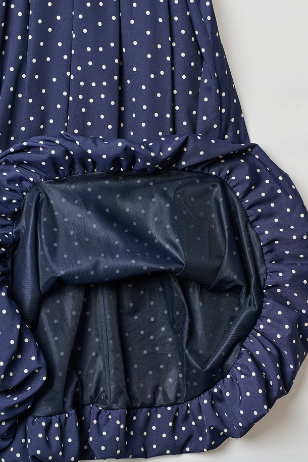 [24FA] 도트프린트 슬리브리스 원피스는 네이비 색상의 폴리에스터 소재로 제작되었으며, 우아한 무드를 연출합니다. 슬림한 상단 실루엣과 풍성한 볼륨감의 스커트가 특징이며, 도트 패턴이 돋보입니다. 벨트 옵션이 포함되어 있고, 안감은 2겹으로 되어있어 데일리룩은 물론 격식 있는 자리에도 잘 어울리는 슬리브리스 원피스입니다.
