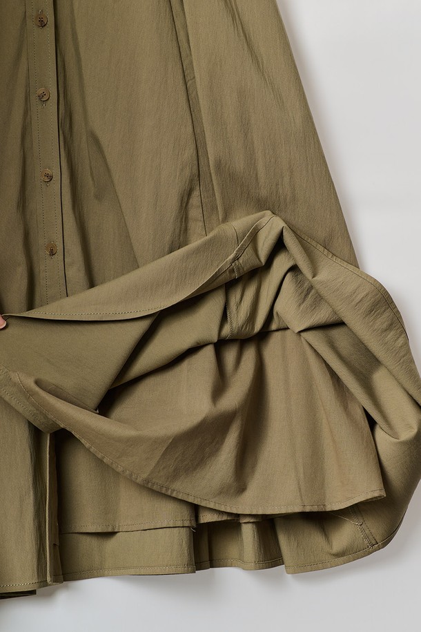 [24FA] 벨티드 핏앤플레어 원피스는 고급 소재를 사용하여 제작되었으며, 카키 색상의 우아하고 클래식한 무드를 선사합니다. 셔츠카라 디자인과 벨트 디테일이 돋보이며, 벨트는 조절이 가능하여 슬림한 상단 실루엣과 플레어 치마핏을 연출할 수 있습니다. 데일리룩은 물론 특별한 자리에도 잘 어울리는 봄, 가을 시즌 여성용 반소매 원피스입니다.
