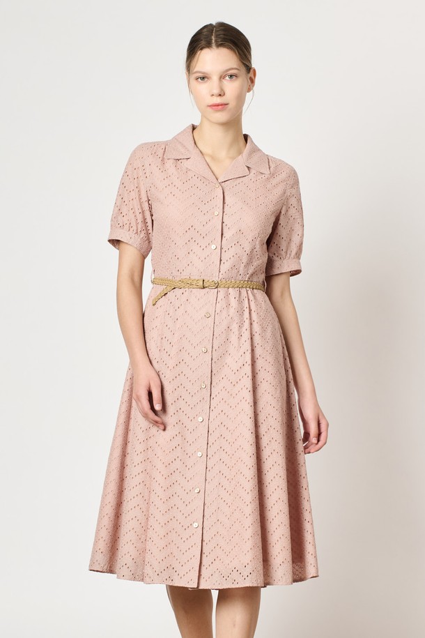 [24FA] 자수 벨티드 원피스는 라이트 핑크 색상의 면 소재 원피스로, 전면 퍼지 자수 디테일이 돋보입니다. 허리라인을 강조하는 벨트와 셔링, 볼륨 소매 디자인이 특징이며, A라인 치마 타입으로 우아하고 엘레강스한 무드를 연출합니다. 일상복으로 적합하며, 여름 시즌에 시원하게 착용할 수 있는 반소매 기장의 여성용 자수 벨티드 원피스입니다.
