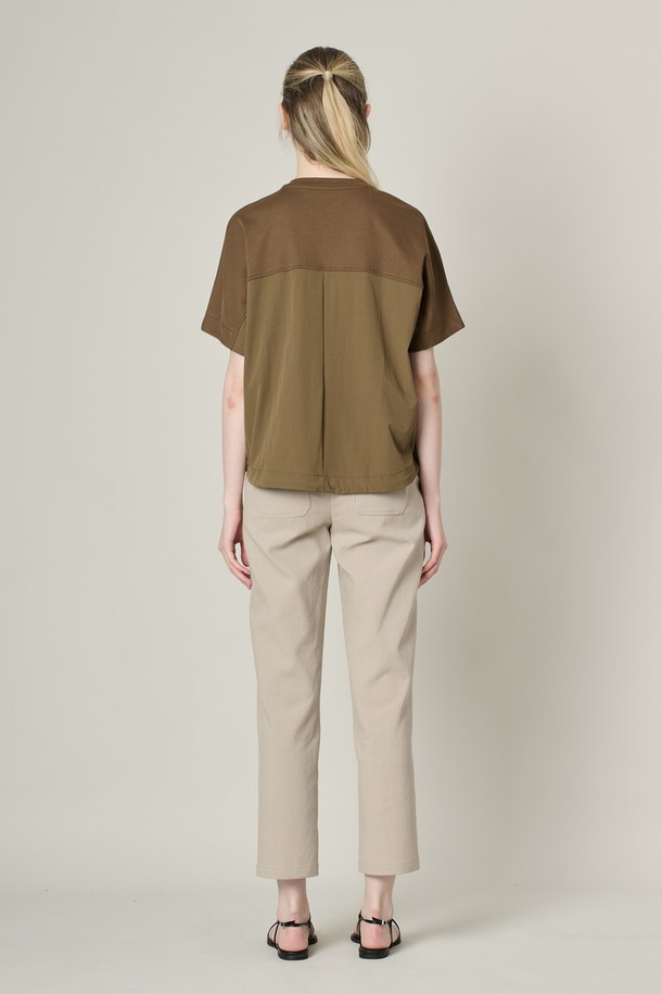 [24FA] 오버핏 텍스쳐 블록 돌먼 슬리브 티셔츠는 브라운 색상과 텍스처 패턴이 돋보이는 여성용 캐주얼 티셔츠입니다. 면, 나일론, 폴리우레탄 혼방 소재로 부드러운 촉감을 제공하며, 돌먼 소매와 오버핏 디자인으로 여유로운 실루엣과 체형 커버 효과를 선사합니다. 상단과 하단의 컬러 블록, 밑단 라운드 디자인과 드로우스트링 디테일이 특징입니다.
