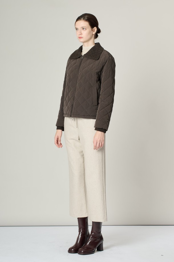 [24WT] 니트 카라 퀼팅 점퍼는 DARK BROWN과 LIGHT BEIGE 두 가지 색상으로 제공되며, 가을과 겨울에 따뜻하게 착용할 수 있는 여성용 아우터입니다. 부드러운 촉감의 폴리에스테르, 나일론, 울 혼방 소재에 퀼팅 패턴이 적용되어 캐주얼하면서도 베이직한 스타일을 연출합니다. 니트 카라 디자인, 사이드 포켓, 지퍼 클로징, 그리고 레귤러 핏으로 제작되어 편안한 착용감을 선사하며, 일상복으로 활용하기 좋습니다.
