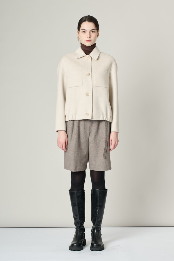 [24WT] 셔츠형 핸드메이드 재킷 - IVORY A4W9J10113는 여성용 아우터 자켓입니다. 아이보리 색상의 무지 패턴으로, 클래식하고 미니멀한 스타일을 연출합니다. 겨울철에 두꺼운 울 소재로 제작되어 부드러운 촉감을 선사하며, 크롭 기장과 셔츠 칼라, 버튼 여밈 방식, 포켓 디테일이 특징입니다. 레귤러핏으로 편안하게 착용 가능하며, 겨울 데일리룩, 오피스룩, 모임룩에 시크하게 매치할 수 있습니다.
