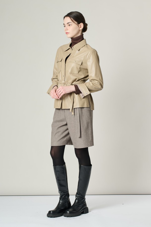 [24WT] 에코레더 벨티드 셔츠형 블라우스 - LIGHT BEIGE (라이트 베이지)는 모던하고 엘레강스한 스타일을 연출하는 여성 상의입니다. 봄, 가을에 착용하기 좋으며, 셔츠 칼라와 슬림핏 디자인이 특징입니다. 부드러운 촉감의 폴리우레탄, 폴리에스터 혼방 소재로 제작되었으며, 벨트 디테일과 투 포켓 디자인이 돋보입니다. 안감이 있어 편안하게 착용 가능하며, 스냅으로 여밈 방식을 제공합니다. 오피스룩, 출근룩, 모임룩 등 다양한 TPO에 클래식, 미니멀, 시크한 무드로 활용하기 좋습니다.

