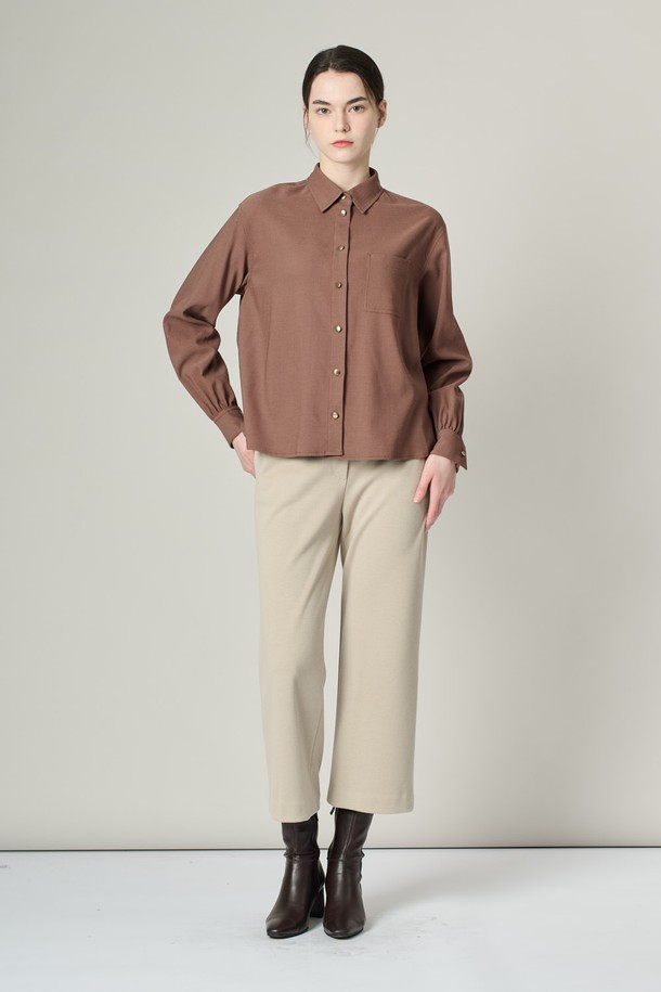 [24WT] 셔츠형 솔리드 브라우스 - 세피아 A4W9B40176는 여성용 셔츠형 솔리드 브라우스입니다. 가을, 겨울 시즌에 어울리는 미니멀하고 캐주얼한 스타일로, 차이나칼라와 긴 소매 기장이 특징입니다. 부드러운 촉감의 레이온, 폴리에스터, 울, 폴리우레탄, 면 혼방 소재로 제작되었으며, 레귤러핏으로 편안하게 착용 가능합니다. 세피아, 다크 그린 두 가지 색상으로 만나볼 수 있으며, 왼쪽 가슴 포켓과 앞면, 소매, 밑단 버튼 디테일로 포인트를 더했습니다. 출근룩, 오피스룩, 겨울 데일리룩 등 다양한 TPO에 활용할 수 있습니다.
