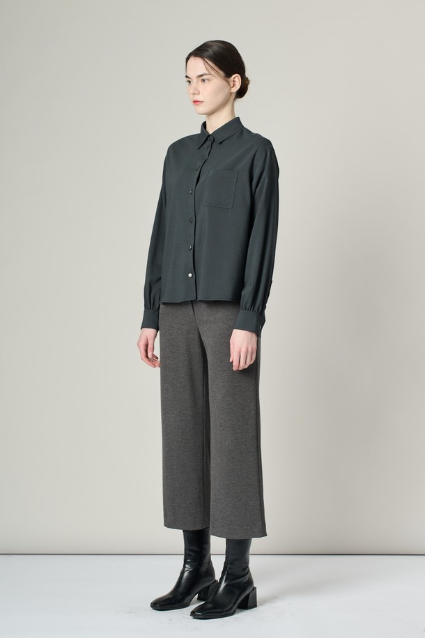 [24WT] 셔츠형 솔리드 브라우스 - 다크 그린은 베이직한 스타일의 여성 셔츠/블라우스입니다. 겨울철에 어울리는 긴 소매의 레귤러핏 셔츠로, 차이나칼라와 버튼다운 디자인이 특징입니다. 다크 그린 컬러의 무지 패턴으로, 일상, 출근룩, 오피스룩 등 다양한 TPO에 활용하기 좋습니다. 클래식, 미니멀, 캐주얼 스타일을 모두 소화할 수 있는 활용도 높은 아이템입니다.
