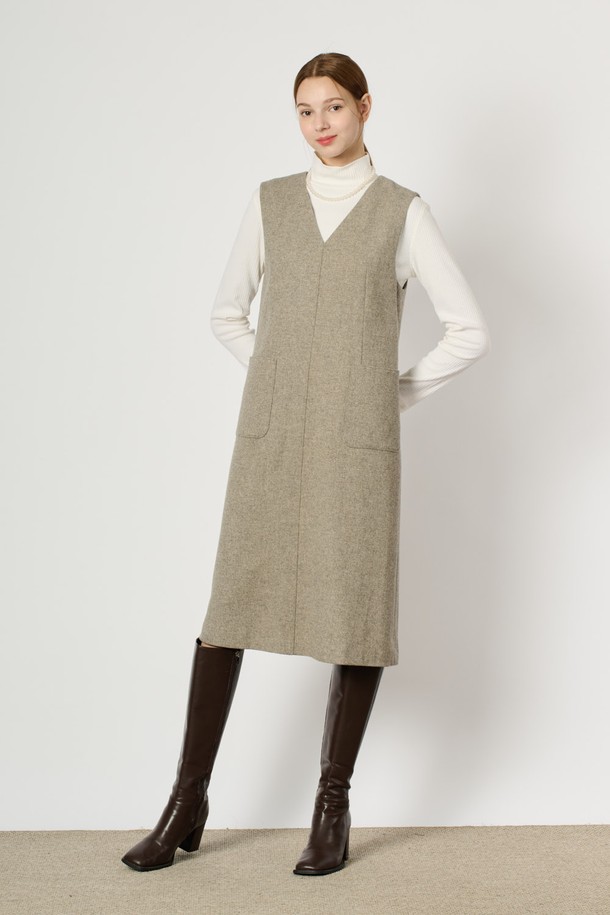 [24WT] 브이넥 점퍼형 원피스 - M GRAY B4WAO63516은 여성용으로, 겨울철 일상에서 우아하고 고급스러운 스타일을 연출할 수 있는 제품입니다. 모, 나일론, 폴리에스터, 레이온, 폴리우레탄 혼방 소재로 제작되어 두께감이 있고 부드러운 촉감을 자랑하며, 안감과 포켓 디테일이 더해져 실용성을 높였습니다. 무지 패턴의 A라인 루즈핏 점퍼형 원피스로, 브이넥 디자인과 긴소매가 특징이며 깔끔한 실루엣을 선사합니다.
