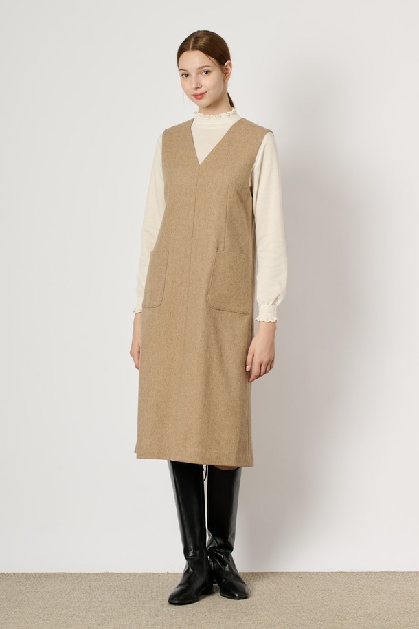 [24WT] 브이넥 점퍼형 원피스는 부드러운 촉감의 모, 나일론, 폴리우레탄, 폴리에스터, 레이온 혼방 소재로 제작되어 따뜻하고 편안한 착용감을 선사합니다. 심플하고 세련된 디자인의 H라인 핏에 무지 패턴과 긴 소매, 두꺼운 두께감으로 겨울철 격식 있는 자리와 일상에서 모두 활용 가능하며, 넉넉한 포켓 디테일로 실용성을 더했습니다. M BEIGE 및 M GRAY 두 가지 색상으로 만나볼 수 있으며, 다양한 아이템과 손쉽게 매치하여 스타일리시한 연출이 가능합니다.
