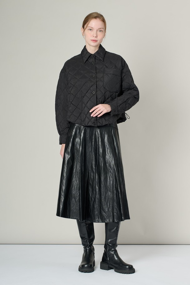 [25SS] 셔츠형 덕 재킷 - BLACK A5S1G87099는 여성용 아우터로, 봄 시즌에 착용하기 좋은 덕 재킷입니다. 블랙과 카멜 두 가지 색상으로 출시되었으며, 일상, 출근룩, 오피스룩, 모임룩 등 다양한 TPO에 매치하기 좋습니다. 퀼팅 패턴의 슬림핏 디자인으로 스마트하고 클래식한 스타일을 연출하며, 가볍고 부드러운 착용감을 선사합니다. 긴 소매에 버튼 여밈 방식이며, 오리 솜털 90%, 오리 깃털 10%의 충전재와 폴리에스터 안감으로 보온성을 더했습니다.
