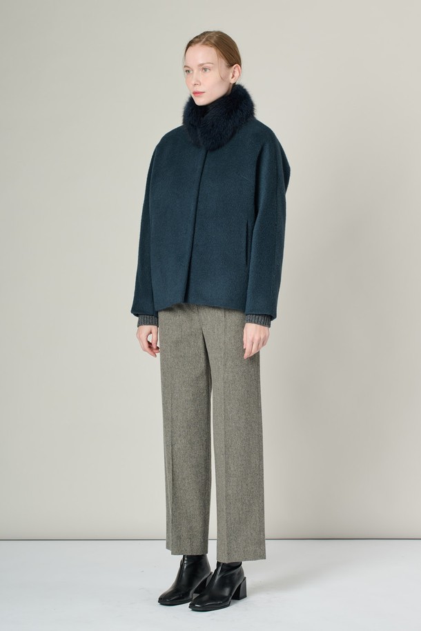 [24WT] 폭스퍼 카라 알파카 프렌드 재킷 - DARK BLUE A4WBH84154는 여성용 아우터 자켓입니다. 다크 블루 컬러의 무지 패턴으로 엘레강스하고 클래식한 스타일을 연출하며, 겨울 시즌에 적합합니다. 부드러운 촉감의 알파카 소재로 제작되었으며, 두꺼운 두께감과 긴 소매, 크롭 기장의 디자인이 특징입니다. 폭스퍼 카라 디테일이 고급스러움을 더하며, 버튼 여밈 방식으로 간편하게 착용할 수 있습니다. 데일리룩, 오피스룩, 모임룩 등 다양한 TPO에 클래식, 미니멀, 시크한 스타일을 완성해보세요.
