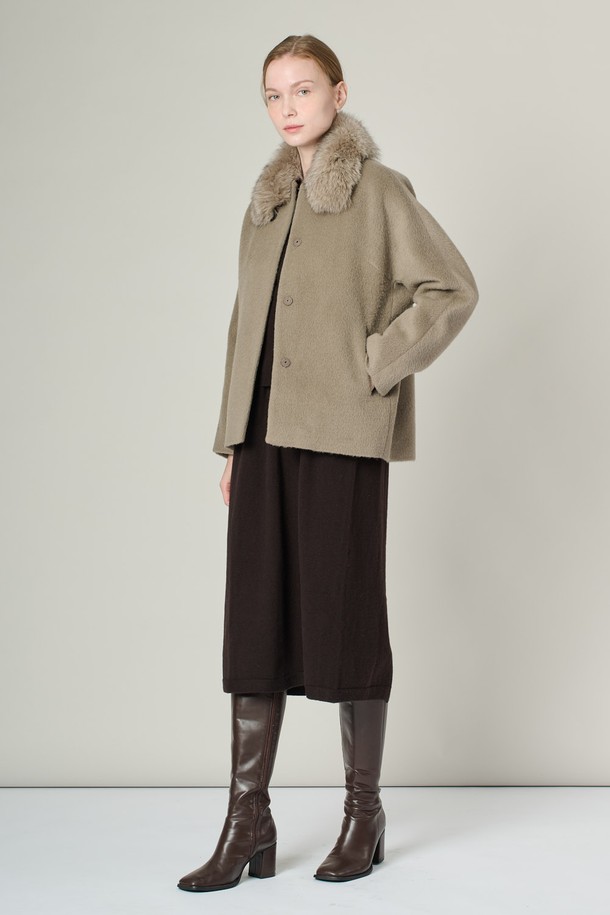 [24WT] 폭스퍼카라 알파카 프렌드 재킷은 부드러운 촉감과 두꺼운 두께감으로 겨울철 따뜻하게 착용할 수 있는 여성 자켓입니다. 클래식하고 엘레강스한 무드를 연출하며, 무지 디자인에 루즈핏으로 편안한 착용감을 선사합니다. 고급스러운 폭스퍼 카라 디테일과 내추럴 드레이핑 라인이 돋보이며, 울과 알파카 혼방 소재로 제작되었습니다. 오피스룩, 모임룩, 겨울 데일리룩 등 다양한 TPO에 활용할 수 있으며, 클래식, 미니멀, 시크한 스타일을 연출하기 좋습니다.
