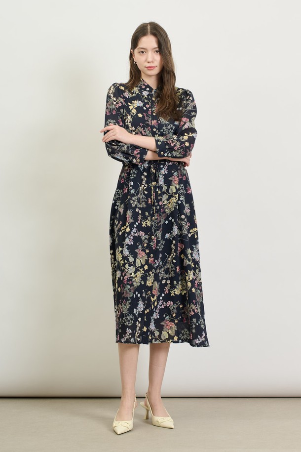 [25SP] 플로럴 프린트 원피스는 네이비 색상의 폴리에스터 소재로 제작되었으며, 봄에 어울리는 우아하고 엘레강스한 무드를 선사합니다. 허리 벨트와 소매 단추 디테일이 돋보이며, 부드럽게 퍼지는 실루엣과 슬림핏으로 여성스러운 매력을 더합니다. 플라워 패턴이 돋보이는 긴소매 플로럴 프린트 원피스로, 부드러운 촉감과 폴리에스터 안감으로 일상에서 편안하게 착용할 수 있습니다.
