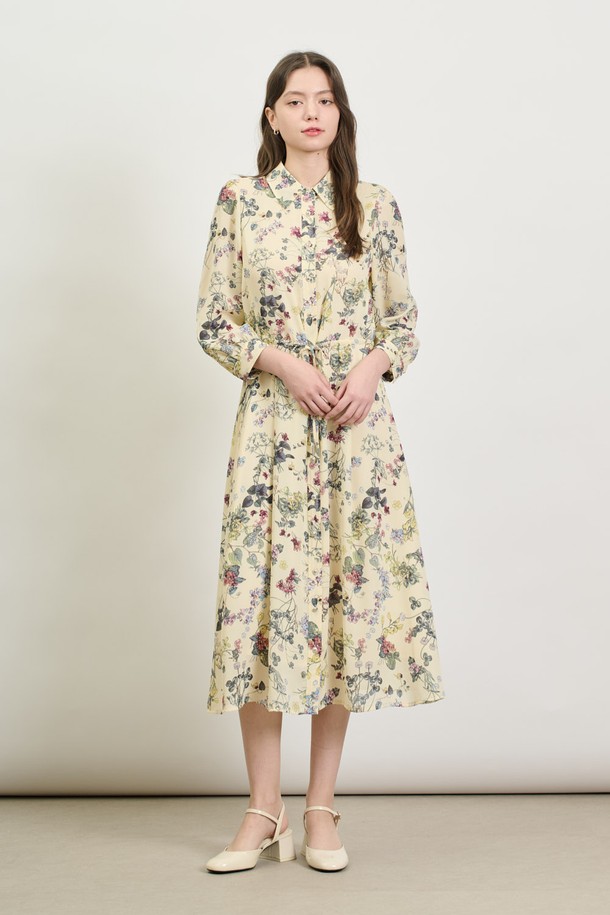 [25SP] 플로럴 프린트 원피스는 부드러운 폴리에스터 소재의 플로럴 원피스로, CREAM과 NAVY 색상으로 제공됩니다. 슬림핏 디자인에 벨트로 허리 조절이 가능하며, 긴소매와 소매 단추 디테일, 안감까지 갖춰 우아하고 로맨틱한 무드를 연출합니다. 봄 시즌 일상 또는 데이트룩으로 제격입니다.
