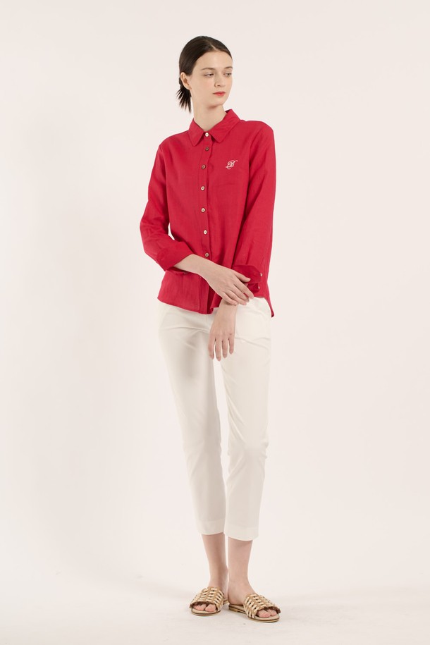 [25SM] 린넨 베이직 셔츠는 레드 색상의 여성용 셔츠로, 린넨과 면 혼방 소재로 제작되어 여름철에도 시원하고 쾌적하게 착용할 수 있습니다. 레귤러핏에 차이나칼라 디자인으로, 베이직하면서도 클래식한 스타일을 연출하며, 포켓 디테일과 롤업 가능한 긴 소매가 특징입니다. 얇고 부드러운 촉감의 무지 패턴 셔츠로, 일상복으로 활용하기 좋고 통기성이 우수하며 버튼으로 여밀 수 있습니다.
