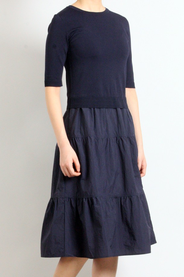 네이비 컬러의 여성용 반소매 스커트 세트 원피스입니다. 봄, 여름 시즌에 어울리는 얇은 두께의 캐주얼 스타일로, 라운드넥과 루즈핏 A라인 실루엣이 편안한 착용감을 선사합니다. 티어드 치마 타입에 무지 패턴으로 디자인되었으며, 실용적인 포켓 디테일을 더했습니다.
