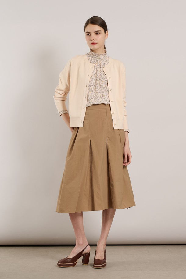 [25SS] 진주버튼 가디건은 부드러운 레이온, 폴리에스터, 나일론 혼방 소재로 제작되었으며, 라이트 베이지와 M VIOLET 색상으로 만나보실 수 있습니다. 우아하고 여성스러운 무드를 연출하는 이 가디건은 라운드넥 디자인에 진주 버튼 디테일을 더해 세련미를 강조했으며, 신축성이 뛰어나 편안한 착용감을 제공합니다. 밀도 있는 짜임과 아우터 및 탑 겸용으로 활용 가능한 디자인으로, 봄 시즌 데일리룩에 스타일을 더해보세요.
