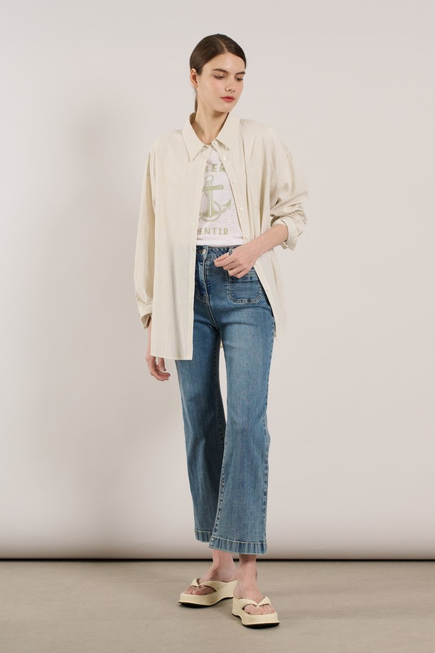 [25SS] 스트라이프 블라우스는 옐로우 색상의 은은한 스트라이프 패턴이 돋보이는 여성용 긴소매 블라우스입니다. 면과 폴리에스터 혼방 소재로 부드러운 촉감을 제공하며, 루즈핏 디자인으로 편안하게 착용 가능하고 힙선 기장으로 다양한 코디에 활용하기 좋습니다. 앞단작 단추 여밈 방식과 칼라 네크라인 디자인이 특징이며, 베이직한 스타일로 일상에서 부담 없이 즐겨 입을 수 있습니다.
