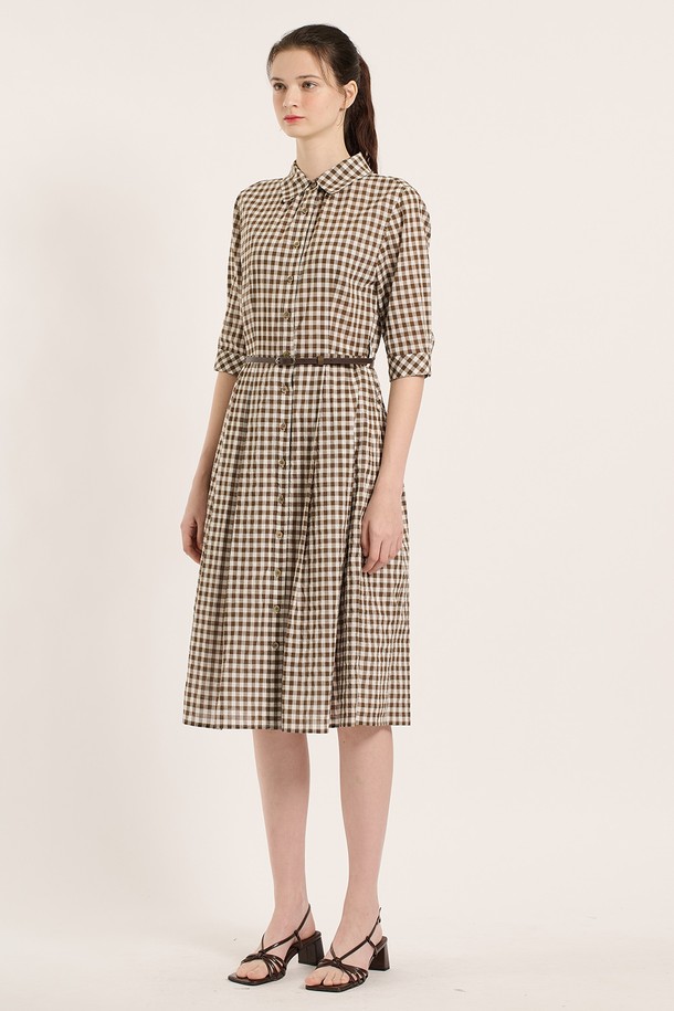[25SU] 깅엄원피스는 브라운 색상의 체크 패턴이 돋보이는 여성용 깅엄 원피스입니다. 면, 폴리우레탄, 코튼 혼방 소재로 제작되었으며, 7부 소매와 플리츠 스커트 디자인이 특징입니다. 허리 벨트가 포함되어 슬림한 실루엣을 연출할 수 있으며, 칼라 네크라인과 버튼다운 디자인으로 클래식하면서도 엘레강스한 무드를 선사합니다.
