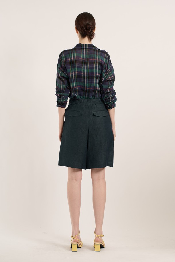 [25SU] 린넨 백 밴딩 쇼츠는 린넨 소재로 제작되어 시원하고 부드러운 착용감을 선사하며, 은은한 광택과 자연스러운 주름이 멋스러운 숏 기장의 여성용 루즈핏 밴딩 쇼츠입니다. 다크 그린 색상의 이 린넨 밴딩 쇼츠는 밴딩 디테일로 편안함을 더하고, 베이직하면서도 캐주얼한 스타일로 일상에서 활용하기 좋습니다. 얇은 두께로 봄, 여름 시즌에 적합합니다.
