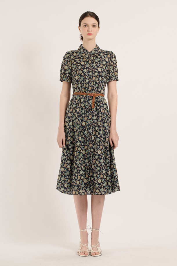 네이비 컬러의 [25SM] 프린트 벨티드 원피스는 봄, 여름 시즌에 어울리는 여성 의류입니다. 얇은 두께감의 플레어 A라인 실루엣으로, 셔츠 칼라와 반소매 디자인이 특징이며 플라워 패턴이 클래식하고 페미닌한 무드를 연출합니다. 허리 라인을 잡아주는 벨트가 포함되어 있어 더욱 세련된 핏을 완성합니다.
