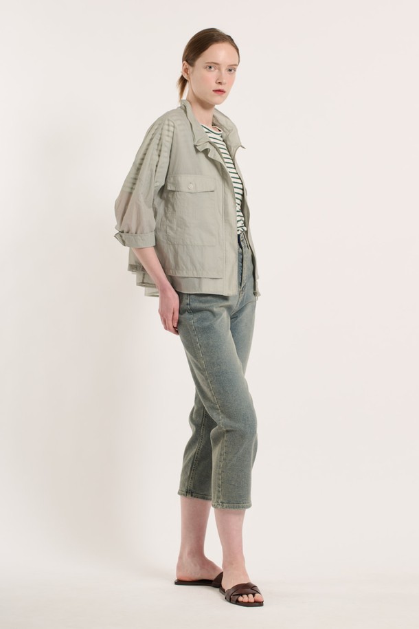 [25SU] 하이넥 투 포켓 점퍼는 가볍고 부드러운 나일론, 폴리에스터, 면 혼방 소재로 제작된 여성용 여름 아우터입니다. 루즈핏 디자인에 하이넥과 투 포켓 디테일을 더해 미니멀하면서도 모던한 스타일을 연출하며, 일상과 여행에서 편안하게 착용하기 좋습니다. 얇은 두께감으로 여름에도 부담 없이 즐길 수 있고, 라이트 그레이 색상이 돋보입니다.
