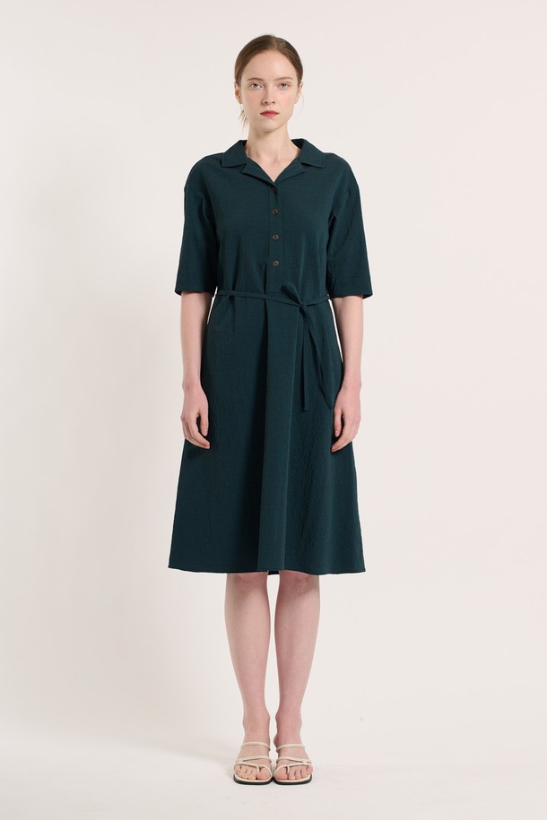 [25SU] 체크 패턴 벨티드 반소매 원피스는 다크 그린 색상의 체크 패턴이 돋보이는 여성용 원피스입니다. 나일론, 폴리에스터, 폴리우레탄, 면 혼방 소재로 제작되었으며, 탈부착 가능한 벨트와 소매 비조 장식, 인 포켓, 버튼 디테일이 특징입니다. 슬림핏 디자인으로 우아하고 클래식한 무드를 연출하며, 오피스룩이나 일상복으로 활용하기 좋은 여름 시즌 아이템입니다.
